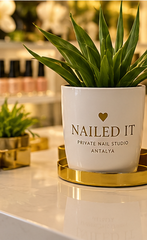 Nailed It Antalya salon içi marka detayı ve dekor